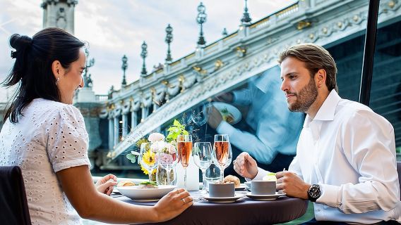 Bateaux Parisiens Изысканный обед по реке Сена и обзорный круиз