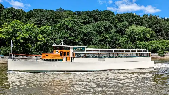 Manhattan: Statue and Skyline Cruise Aboard a Luxury Yacht