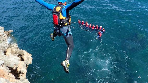 Arrábida: recorrido en lancha motora y Coasteering por Setúbal, Sesimbra