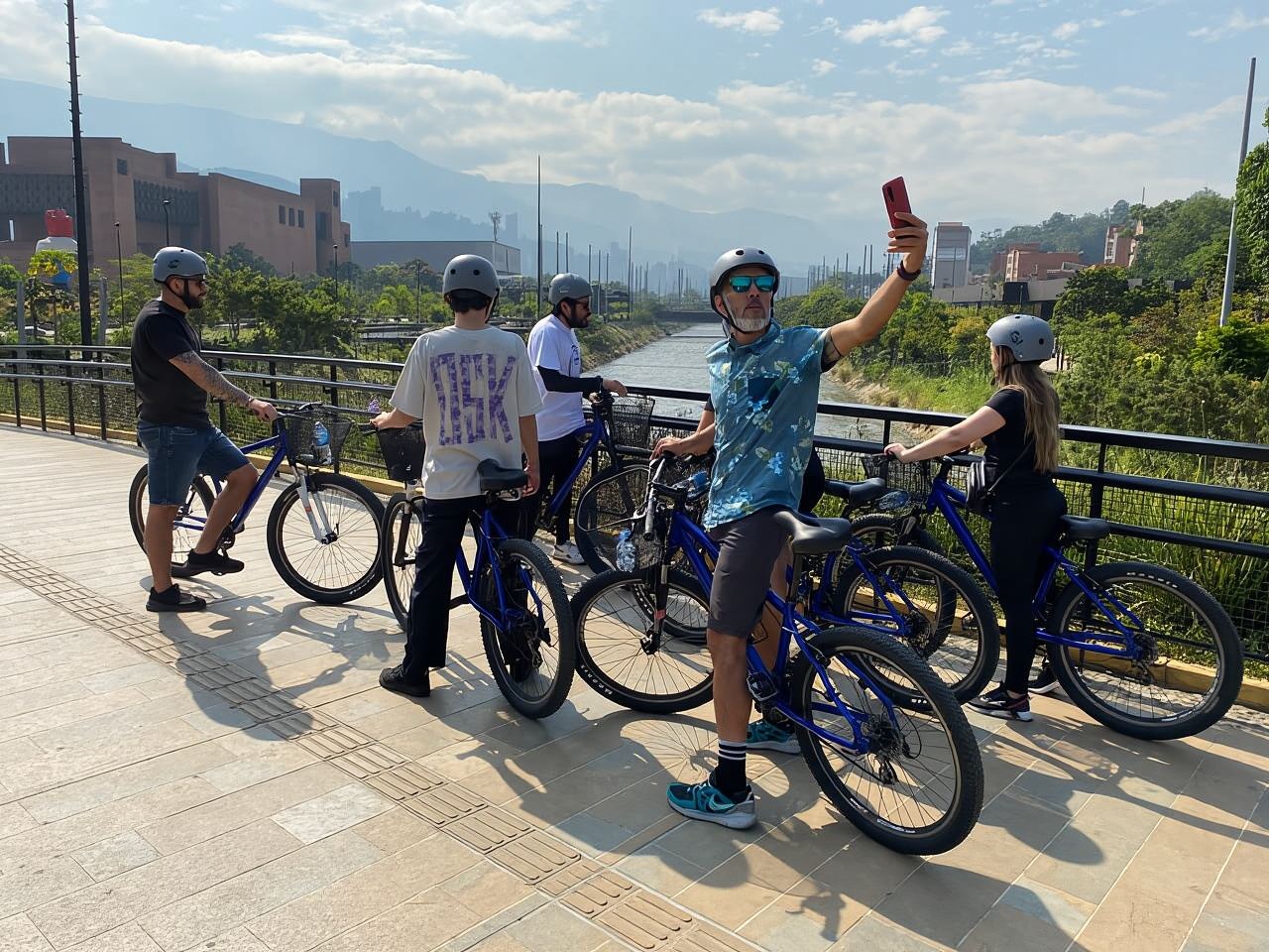 Tour in bicicletta a Medellin con snack e birra locale