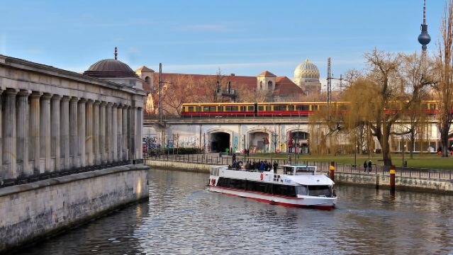 Berlin: Bootstour - Sightseeing Brückenfahrt auf der Spree