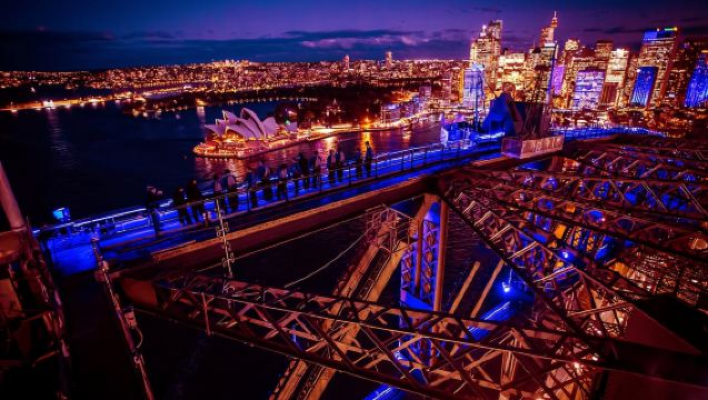 กิจกรรมปีนสะพาน Vivid Sydney