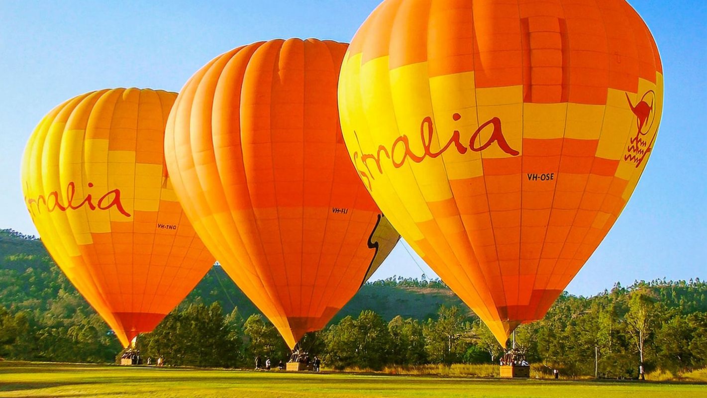 โกลด์โคสต์ บอลลูนลมร้อนล่องลมชมพระอาทิตย์ขึ้น [รวมภาษีแล้ว + บริการรับส่งที่โรงแรม/สวนสนุก + อาหารเช้าที่โรงแรม 5 ดาว/ไร่องุ่นพร้อมแชมเปญ + รับใบรับรองการบินฟรี]