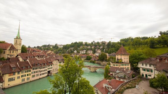 Visita guiada a pie en grupo reducido por los lugares más destacados de Berna con un guía local.
