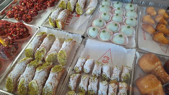 Cannolo and pastries guided walking tour in Catania