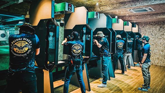 Poligono tiro di Patong Beach, Phuket, Thailandia, poligono tiro con armi da fuoco vere, tiro con munizioni CS vere