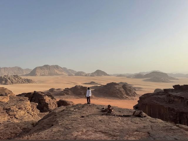 Wadi Rum : excursion d'une journée en jeep avec dîner bédouin et visite d'une grotte