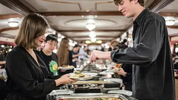 Budapest: Dinner Cruise with Live Music and Folk Dance Show