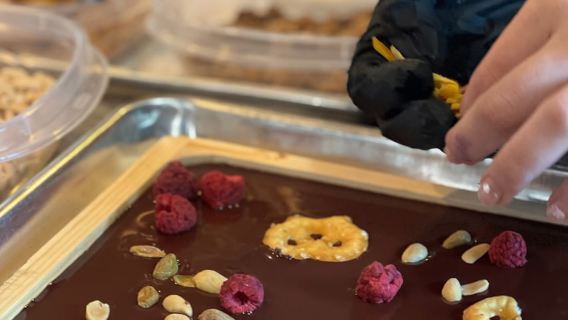 Santa Barbara: laboratorio di creazione di tavolette di cioccolato e scatole artistiche