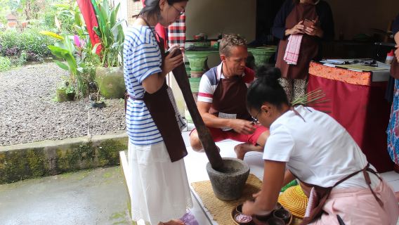 Ubud : Regular or Vegetarian cooking class with market visit
