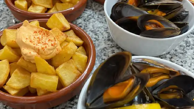 Valencia: Evening Guided Paella Workshop, Tapas, and Drinks