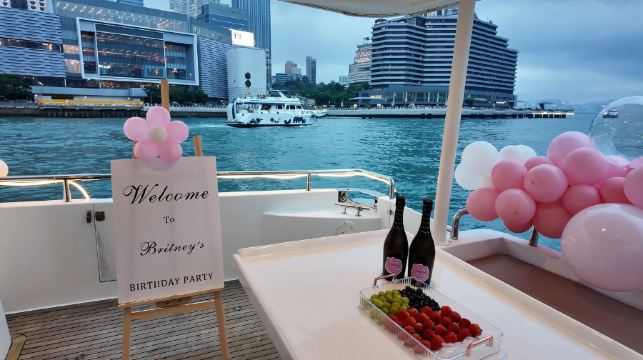 【香港遊艇包船出海】香港70呎豪華飛橋遊艇包船出海觀光娛樂或夜遊維港～暢享水上娛樂與海景～
