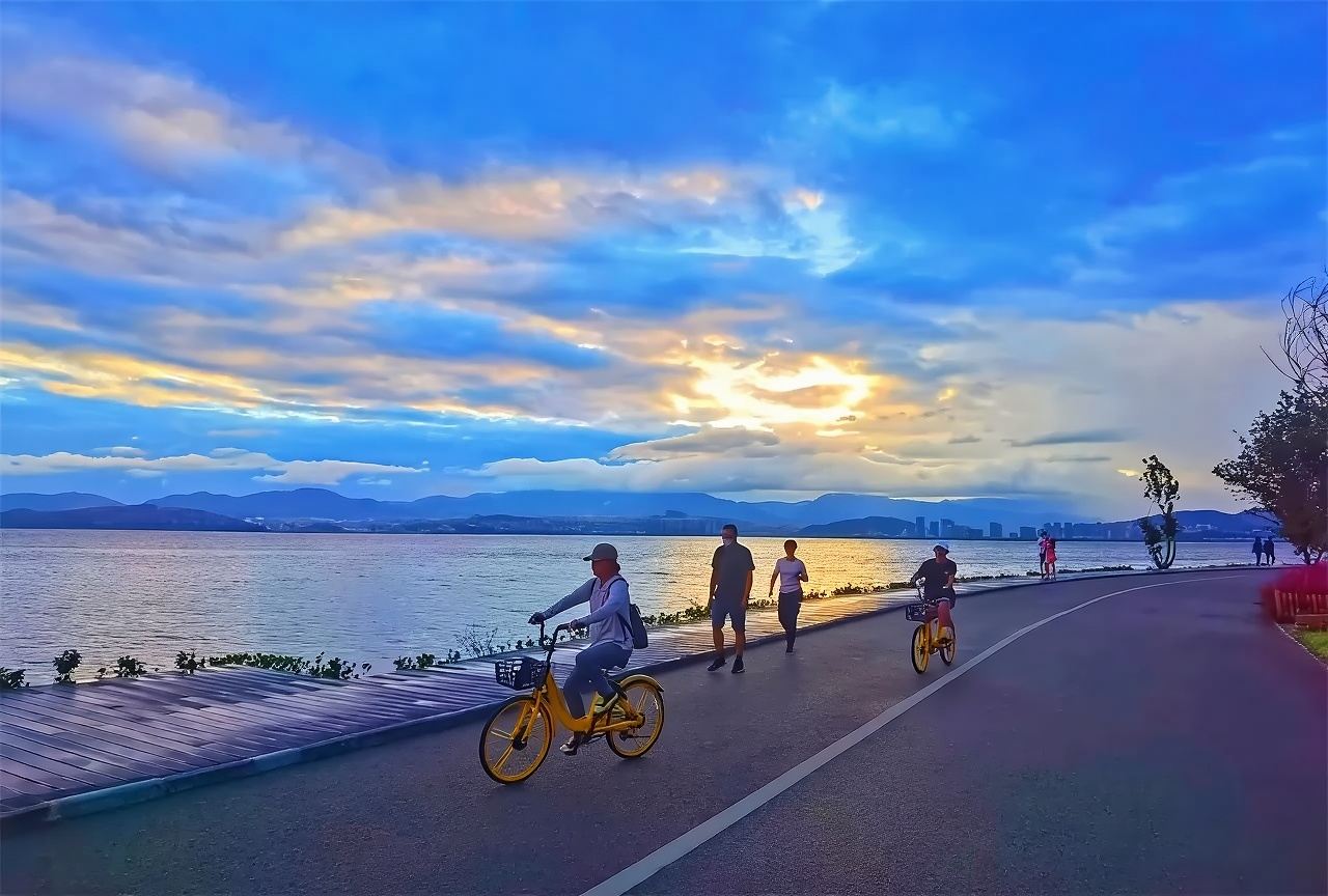 Servizio di trasporto per visitare l'hotel a Lijiang da Dali, Yunnan, Cina