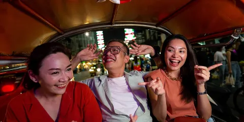 曼谷夜遊:鄭王廟、臥佛寺、唐人街及嘟嘟車之旅