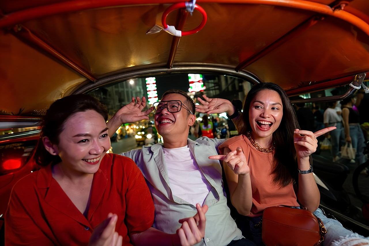 Tour notturno di Bangkok: Wat Arun, Wat Pho, Chinatown e giro in tuk tuk