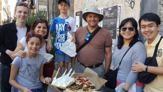 Auténtico tour gastronómico callejero de Nápoles con guía local experto
