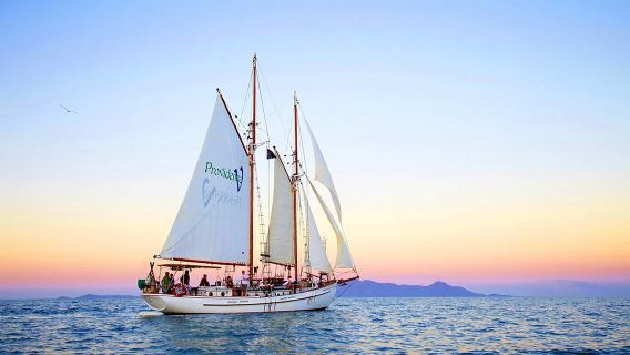 セーリングボートで楽しむセント・スピリット諸島プロビデンスVの夕日【船上スナック付き|サンセットクルーズ】