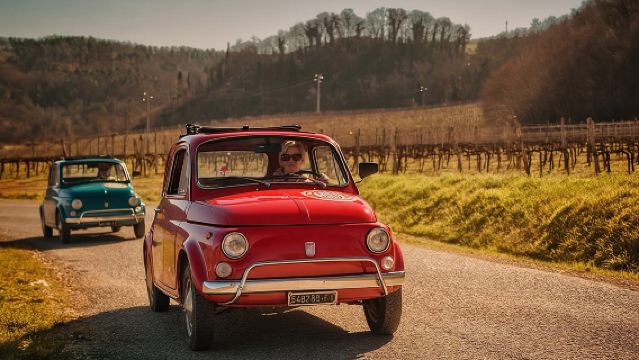 ทัวร์ขับรถฟิอัท 500 แบบวินเทจด้วยตนเองจากฟลอเรนซ์: สัมผัสประสบการณ์ไวน์ทัสคานี