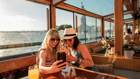 Manhattan: Statue and Skyline Cruise Aboard a Luxury Yacht