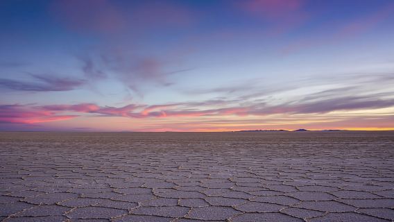 Uyuni: Salt Flats and Sunset Guided Tour with Lunch