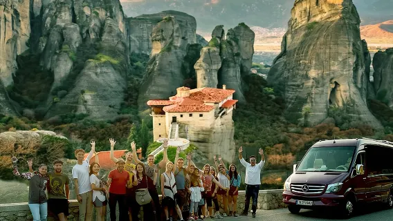 Escursione di un giorno ai monasteri e alle grotte di Meteora da Atene con pranzo greco