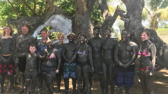 Tour di mezza giornata alla piscina di fango termale CFC, al Giardino del Gigante Dormiente e alla visita al villaggio