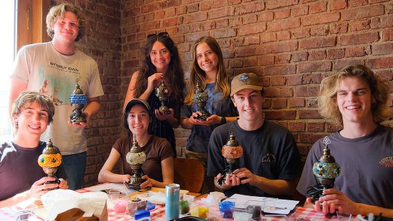 เวิร์กช็อปโคมไฟโมเสกตุรกีในเมืองเก่าอิสตันบูล