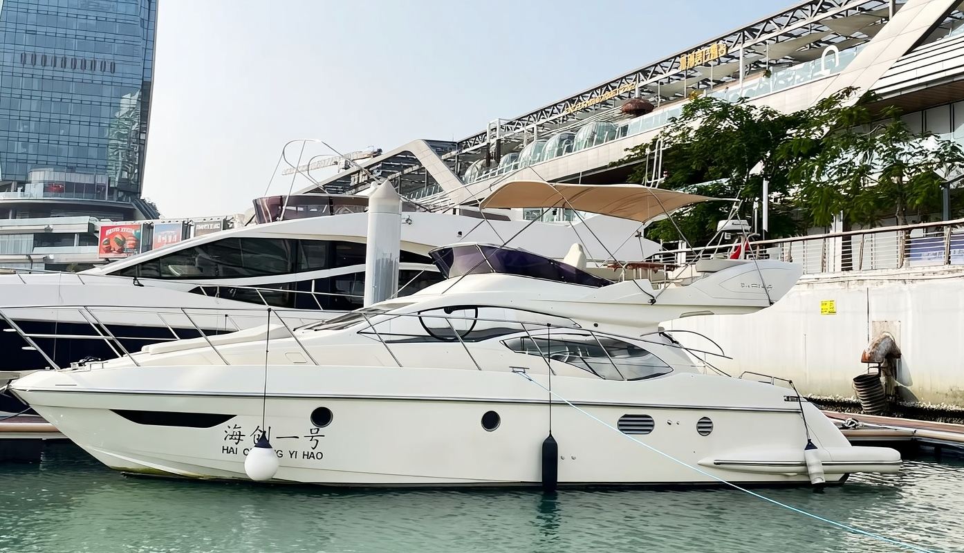 [Haikou Yacht Rental] 45ft Italian Azimut Imported Yacht Charter (Capacity 10 People) Group Sea Outing [Free Magic Carpet + Water Slide] Party/Outing