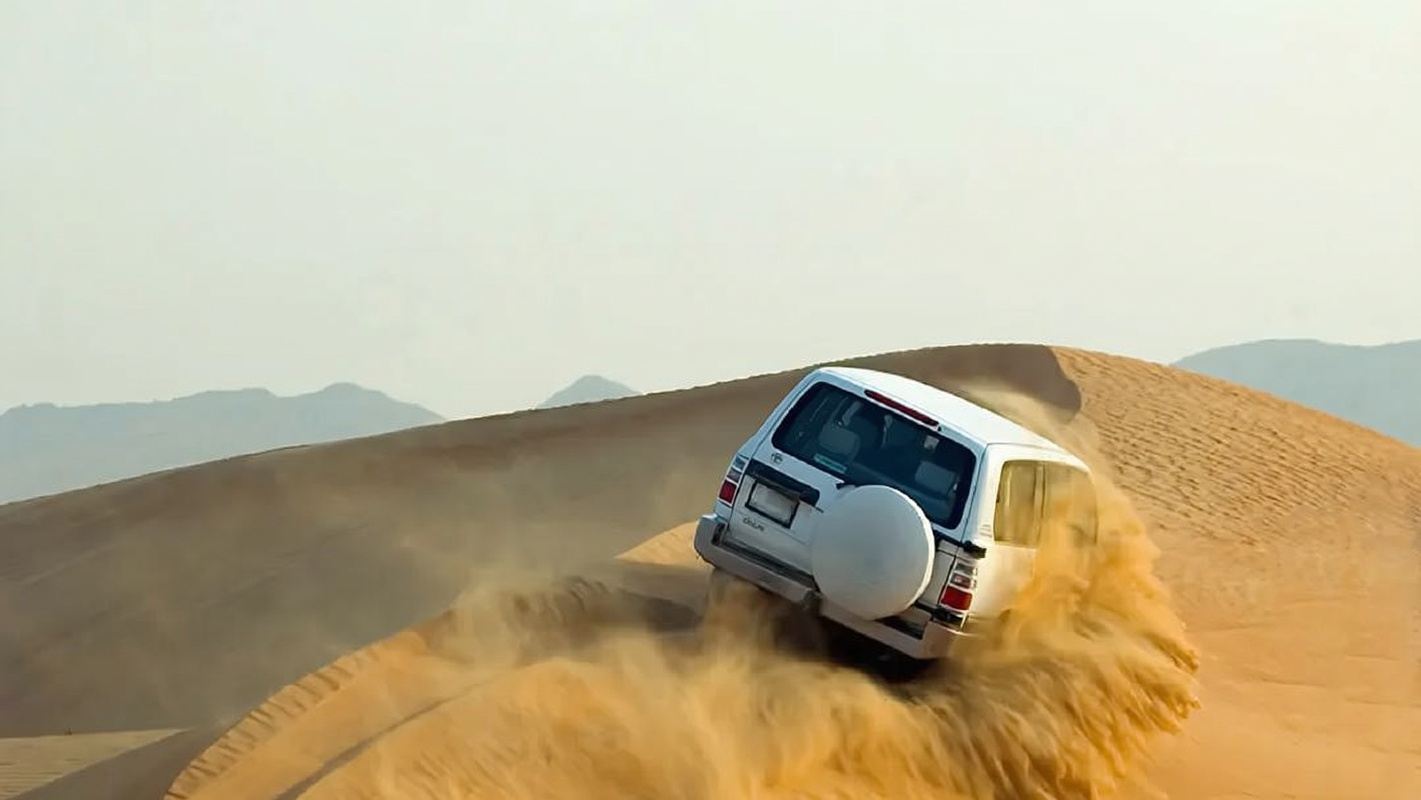 Tour serale nel deserto di Abu Dhabi con safari in 4x4, spettacoli, trasferimento e cena - tour giornaliero