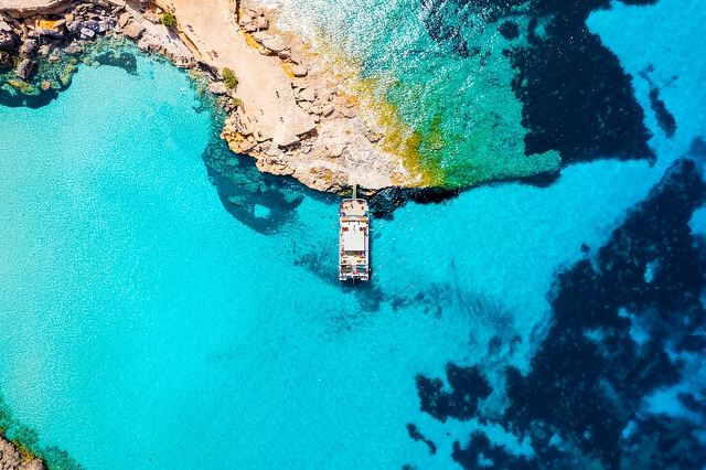 Crociera tra le spiagge di Ibiza con paddleboard, bevande e cibo 6 ore