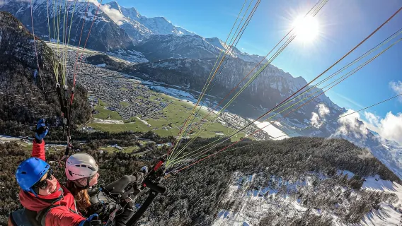 Interlaken: Tandem-Gleitschirmflug mit Pilot