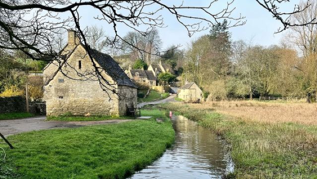 ロンドン発 コッツウォルズの村々とオックスフォード日帰りツアー