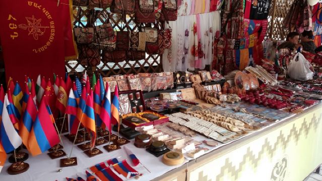 จัตุรัสสาธารณรัฐ + ห้องสมุดมีร์ซอยัน + ป้อมเอเรบูนี + ตลาดหัตถกรรม + ย่านศิลปะ