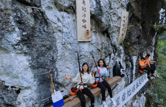 西雙版納雨林徒步三件套-雨林穿越-溶洞探險-雨林飛拉達攀岩-雨林大餐