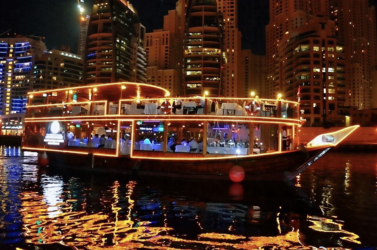 ドバイ・クリーク遊覧船 新市街クラシックナイトクルーズ 特製2階建て木造船 食事・送迎・ショー付き
