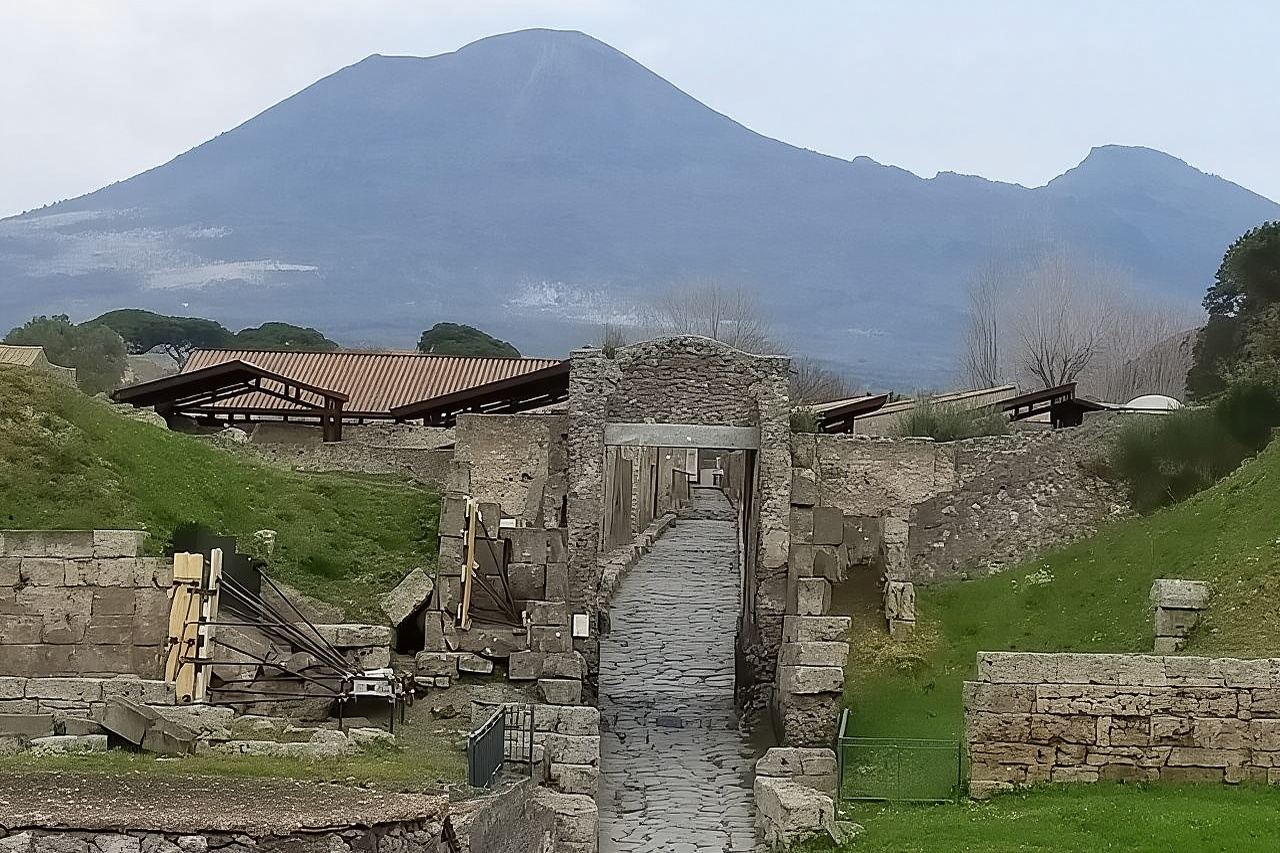 Servizio di archeologia privata per esplorare i segreti di Pompei in qualsiasi momento, biglietto d'ingresso incluso.