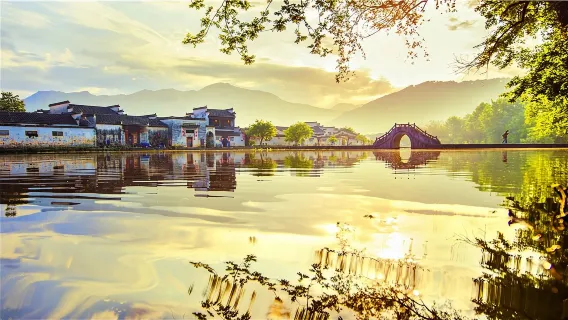 Anhui Hongcun + Mukeng Bamboo Sea + Xidi one-day tour+ Selected English and Russian guide EA