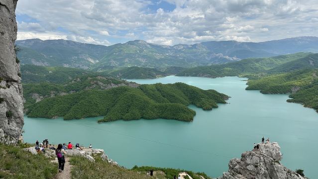 Wanderung auf den Gamti-Berg mit Blick auf den Bovilla-See und die Schlucht – Abfahrt von Tirana
