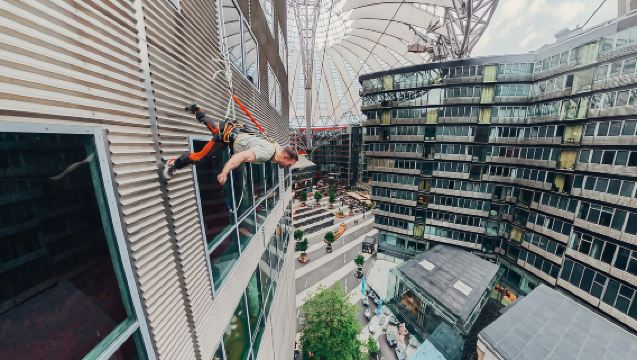 เบอร์ลิน: บ้านวิ่งที่ "Das Center" เบอร์ลิน 40 เมตรแนวตั้ง!