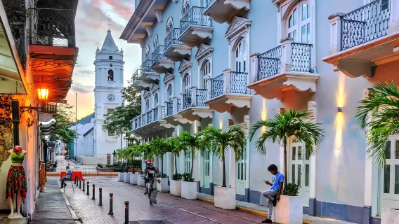 Walking tour through the Hidden treasures of Casco Viejo