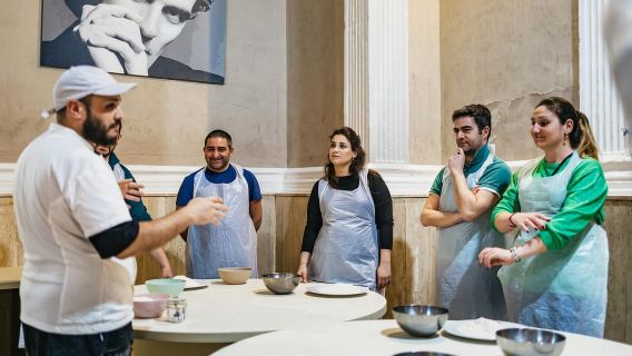 Napoli: Laboratorio di Pizza con Bibita e Antipasto