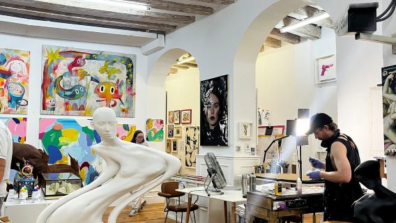 Barcelona: Explore Art District with Wine Tour