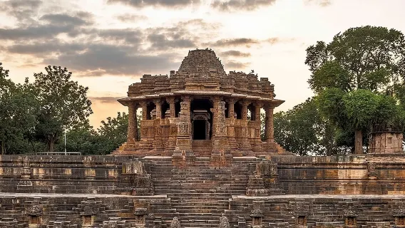 Visite privée facile du temple du Soleil et de Rani Ki Vav en voiture de luxe