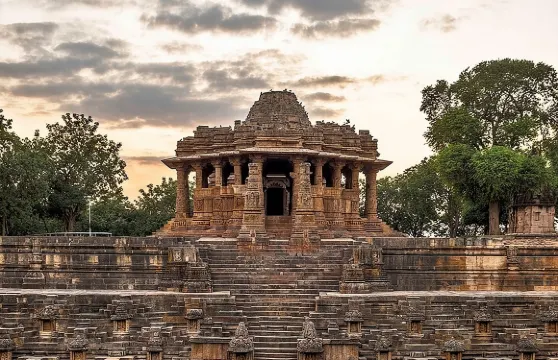 輕鬆私家團乘車遊覽太陽神廟及皇后階梯井