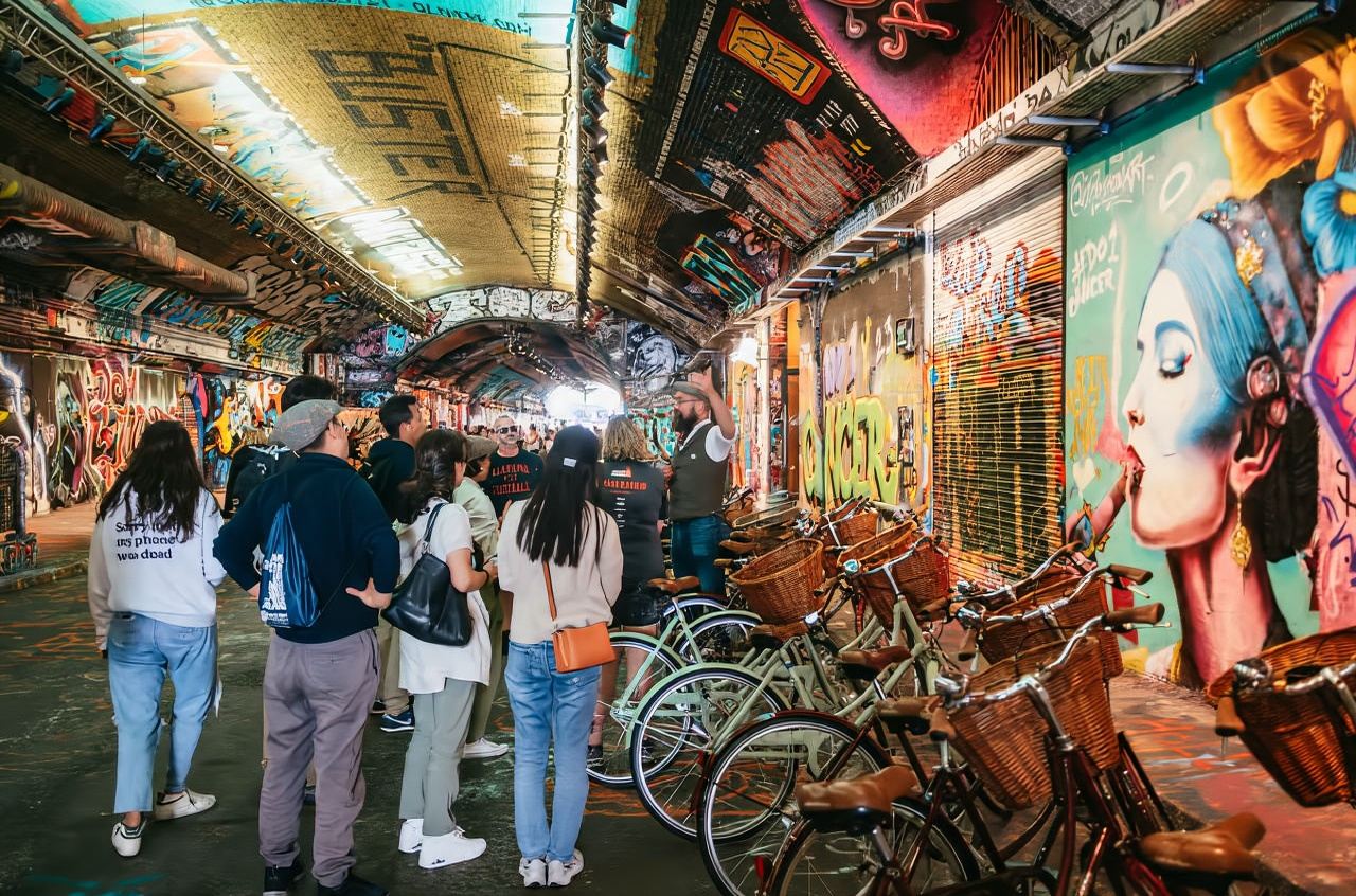 ทัวร์ปั่นจักรยานชมแลนด์มาร์กและสถานที่ลับในลอนดอน (พร้อมแวะบาร์และชมศิลปะข้างถนน)