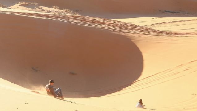 ท่องทะเลทรายด้วยรถ UTV และเล่นเซิร์ฟที่ Coral Pink Sand Dunes
