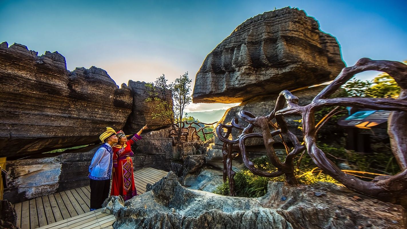 [6-person group·Business trip] Enshi Suobuya Stone Forest + Xuan'en Lion Pass + Xuan'en Night Tour Day Tour