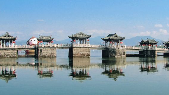 Пешеходная экскурсия с гидом по древнему городу Чжоу, мосту Гуанцзи, Бар-Стрит, Корейскому киту, храму Кайюань, древней крепости Лонг-Ху и другим достопримечательностям с профессиональным сертифицированным гидом.