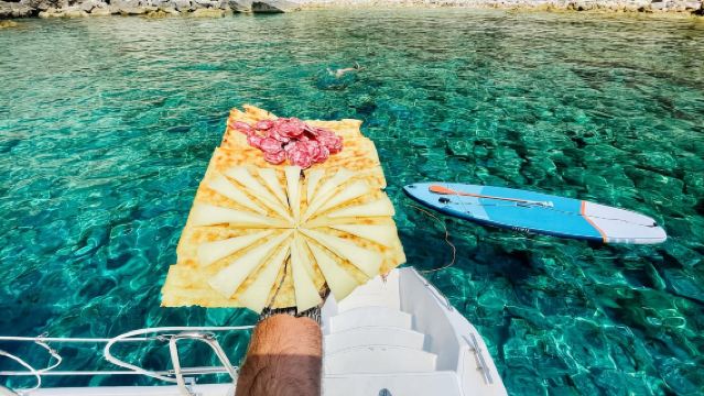 Porto Conte: Excursión en catamarán al atardecer con aperitivo