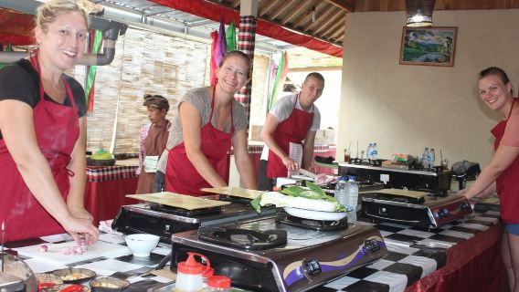 Kelas Memasak Ubud [Pasar Lokal/Menu Tradisional/Penjemputan dan Pengantaran Gratis dari Pusat Kota Ubud]